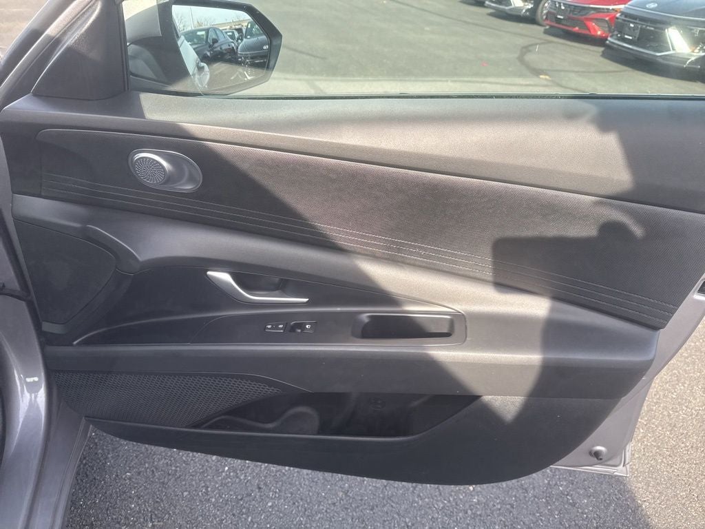 2025 Hyundai ELANTRA SE