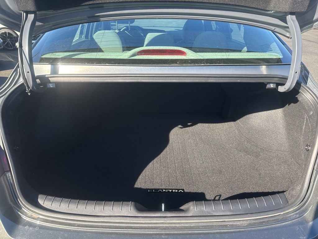 2024 Hyundai ELANTRA SE